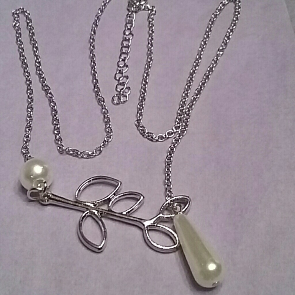 NEW SILVER CHAIN NECKLACE, PEARLS &  LEAVES.